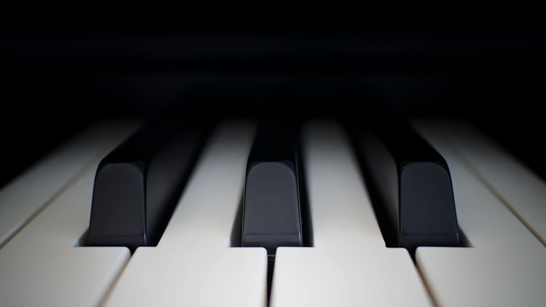 piano-keys-rwytwnuenng